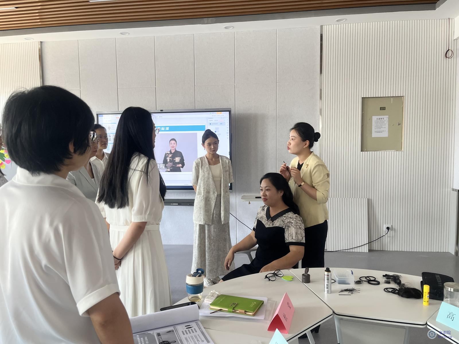培训导师为学员示范空乘人员盘头礼仪.jpg 培训导师为学员示范空乘人员盘头礼仪.jpg